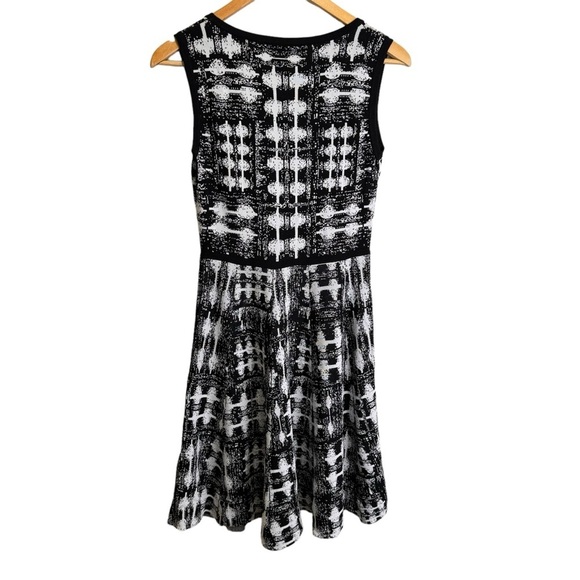 Carmen Marc Valvo Scoop Neck Graphic Print Fit & Flare Dress Size Small - Picture 2 of 9